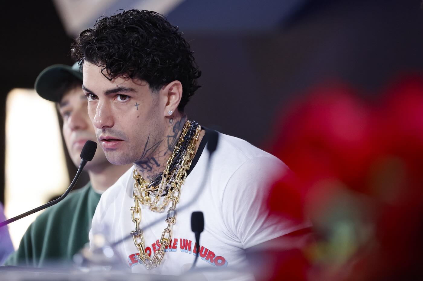 Tony Effe a Sanremo 2023: Stile Audace e Polemiche Inarrestabili