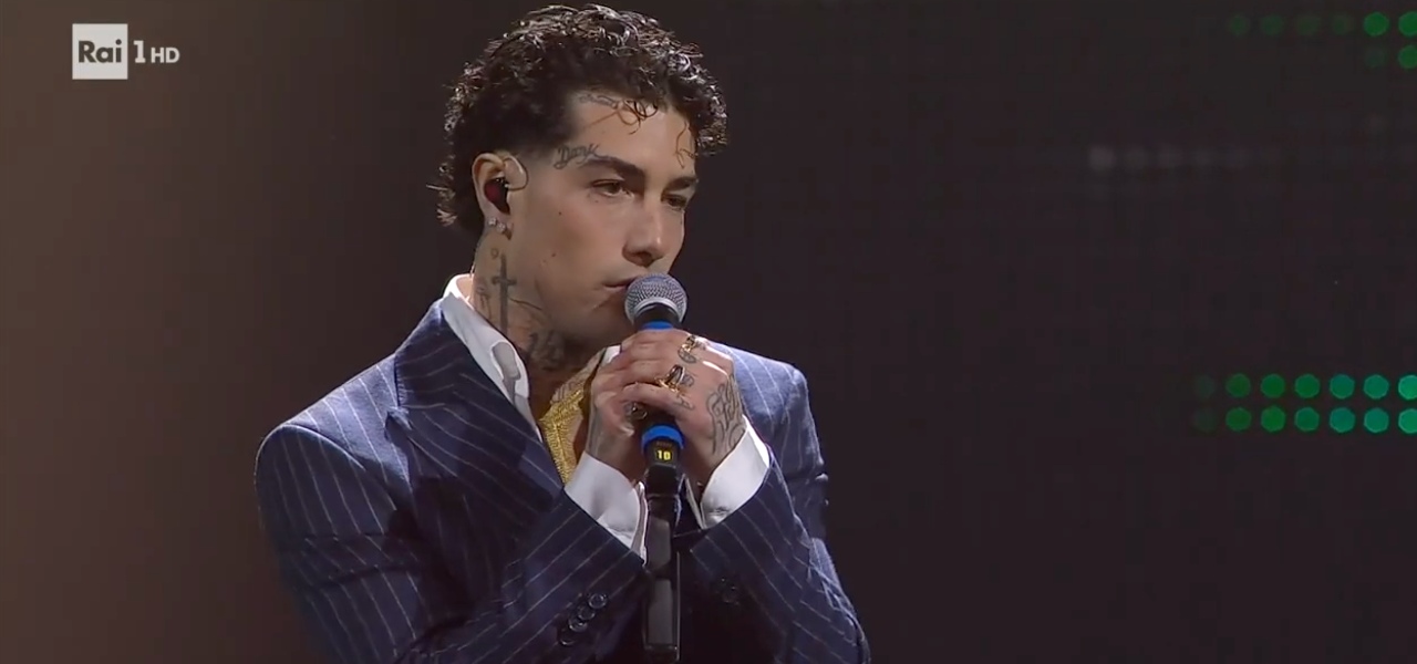 Tony Effe emoziona Sanremo 2025 con una dedica speciale alla madre