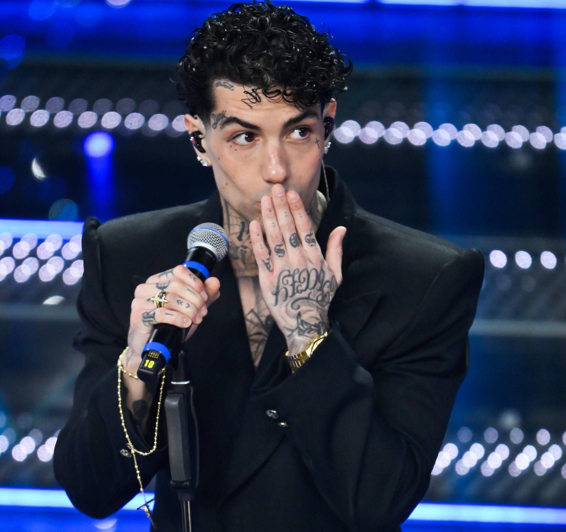 Tony Effe: il Rosario d’Oro che Scatena Sanremo 2025