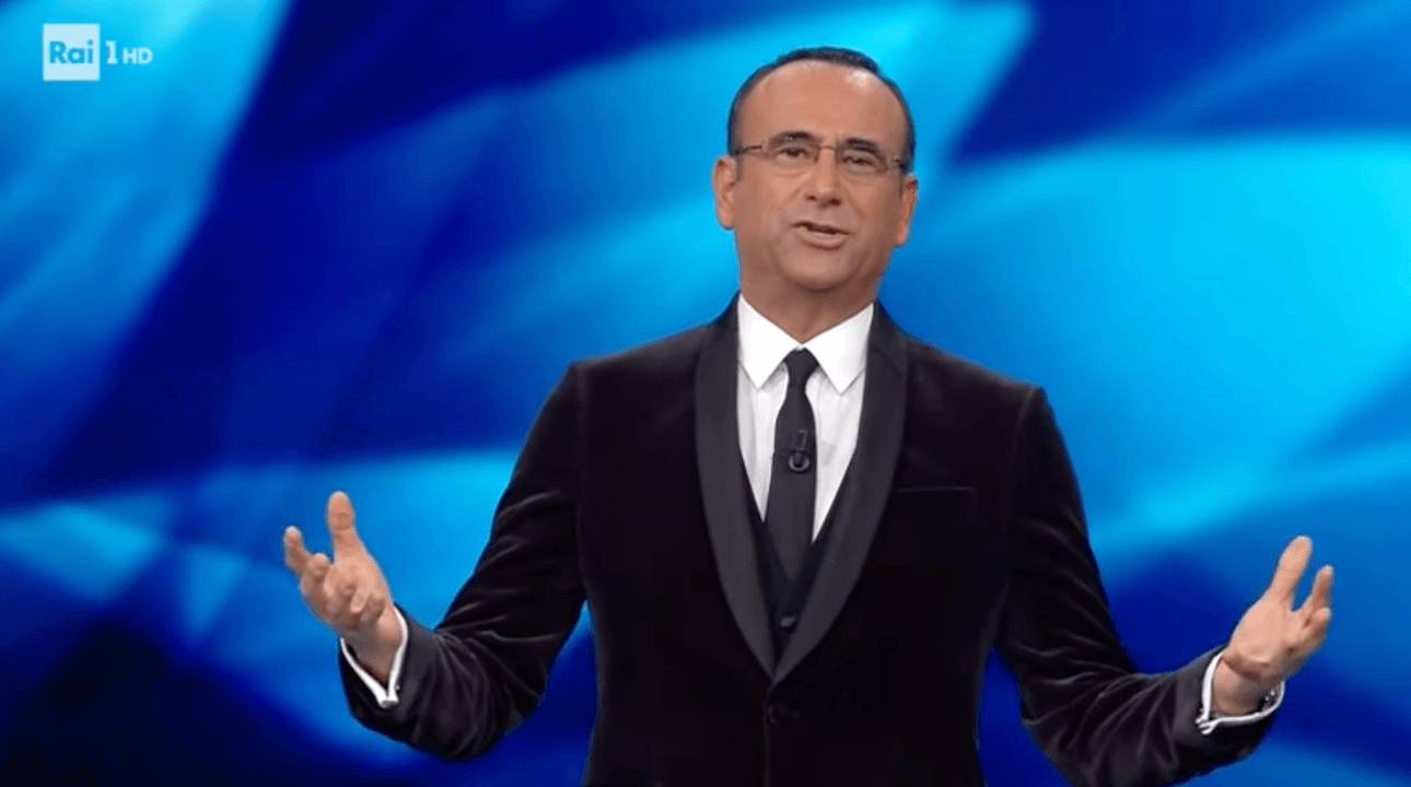 Sanremo 2025, abiti Carlo Conti quarta serata del Festival: look, stilista