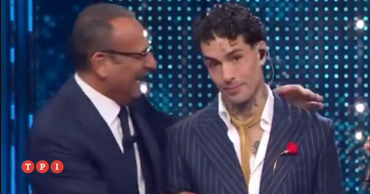 Carlo Conti prende in giro Tony Effe per la collana, la replica del rapper
