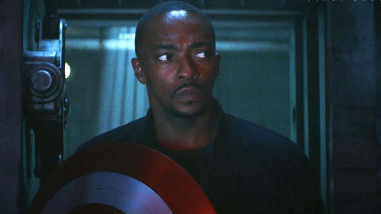 Captain America: Brave New World divide i critici tra entusiasmo e delusione, l’impatto di Anthony Mackie al centro della polemica