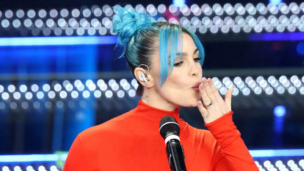 Rose Villain torna a Sanremo 2025 con Fuorilegge: amore, desiderio e collaborazioni che emozionano.