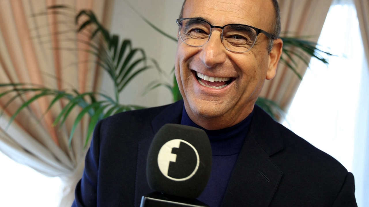 Carlo Conti riporta il Festival di Sanremo al top degli ascolti: il suo ritorno è un successo tra emozioni e ritmo frenetico