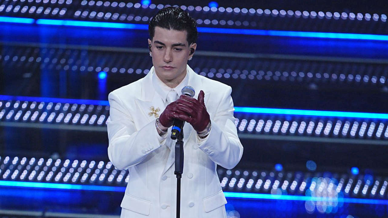 Tony Effe conquista Sanremo 2025 con “Damme ‘na mano”: un inno alla romanità e all’amore tra le strade di Roma