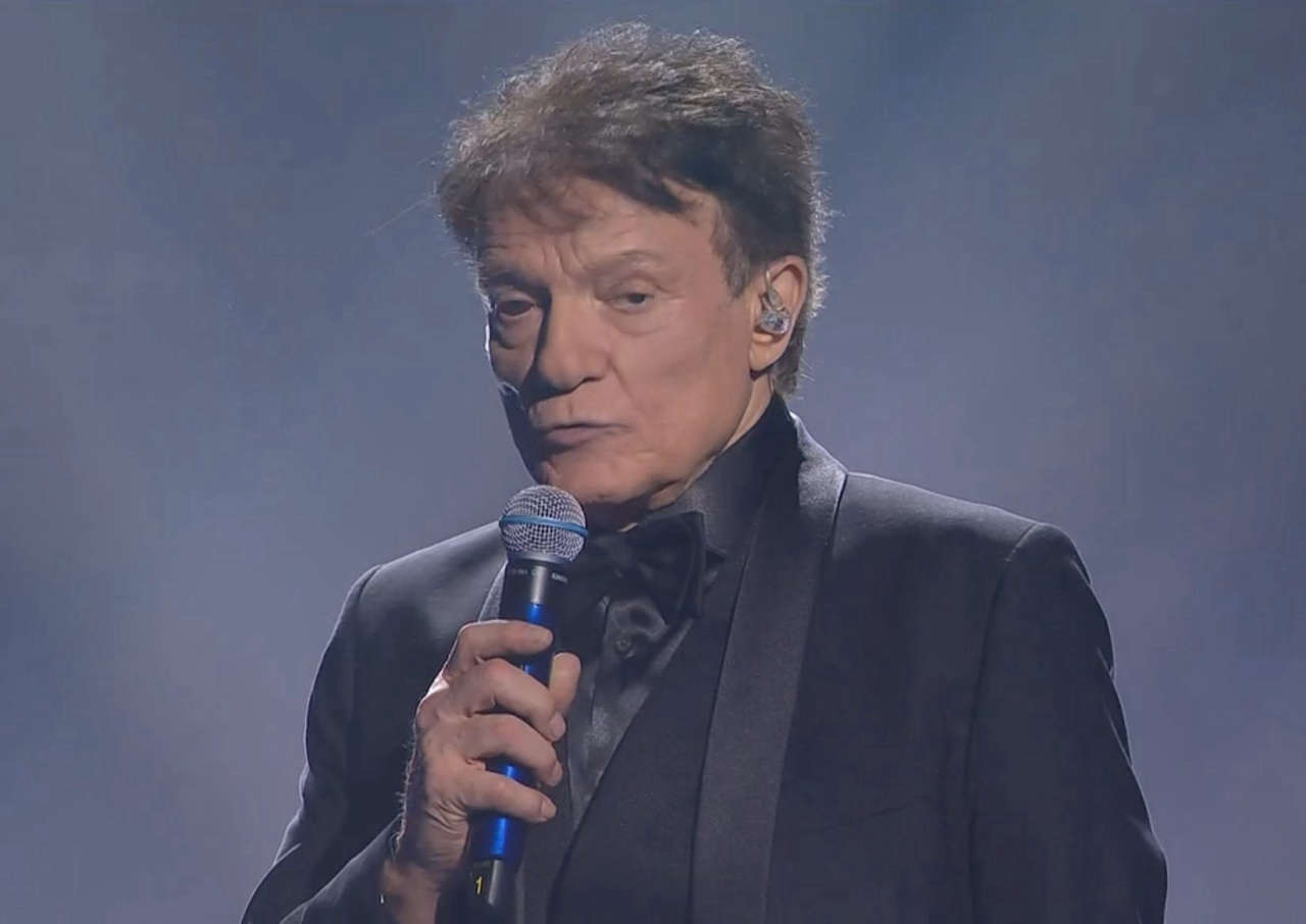 Massimo Ranieri a Sanremo 2025: l’occhio arrossato non ferma l’emozione della sua esibizione straordinaria