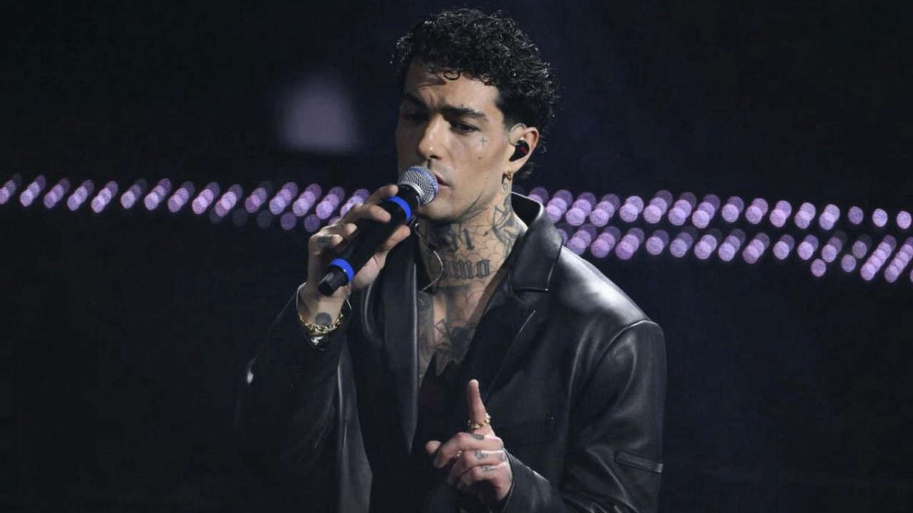 Tony Effe in polemica a Sanremo: il valore della catenina che ha fatto infuriare il rapper e acceso il dibattito sui regolamenti