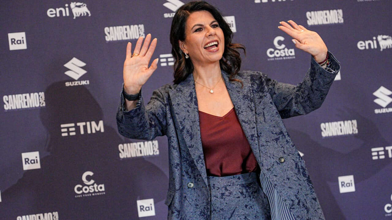 Sanremo 2025: Geppi Cucciari e Antonio Marras, un legame di stile e tradizione sul palco dell’Ariston