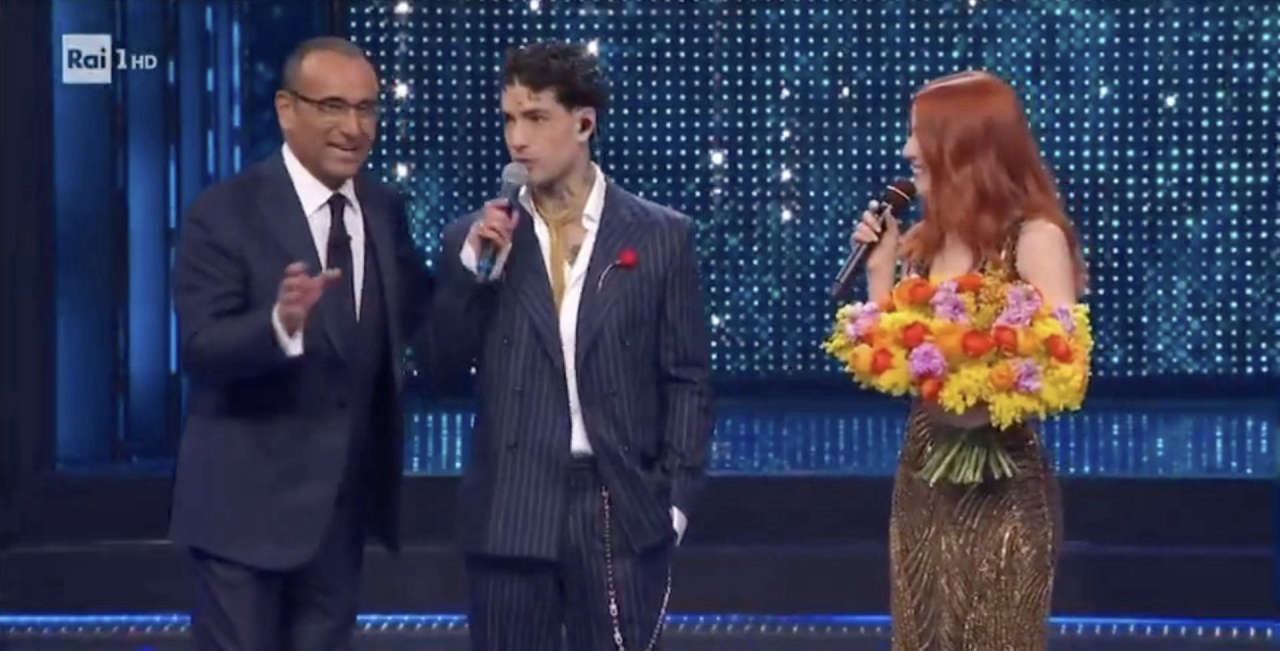 Sanremo 2025: Tony Effe provoca Carlo Conti con la collana vietata e un commento audace sul palco dell’Ariston