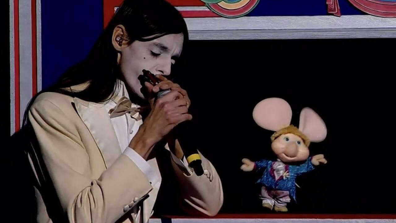 Sanremo 2025: Lucio Corsi e Topo Gigio incantano ma il riconoscimento sfugge, il pubblico polemizza su Carlo Conti