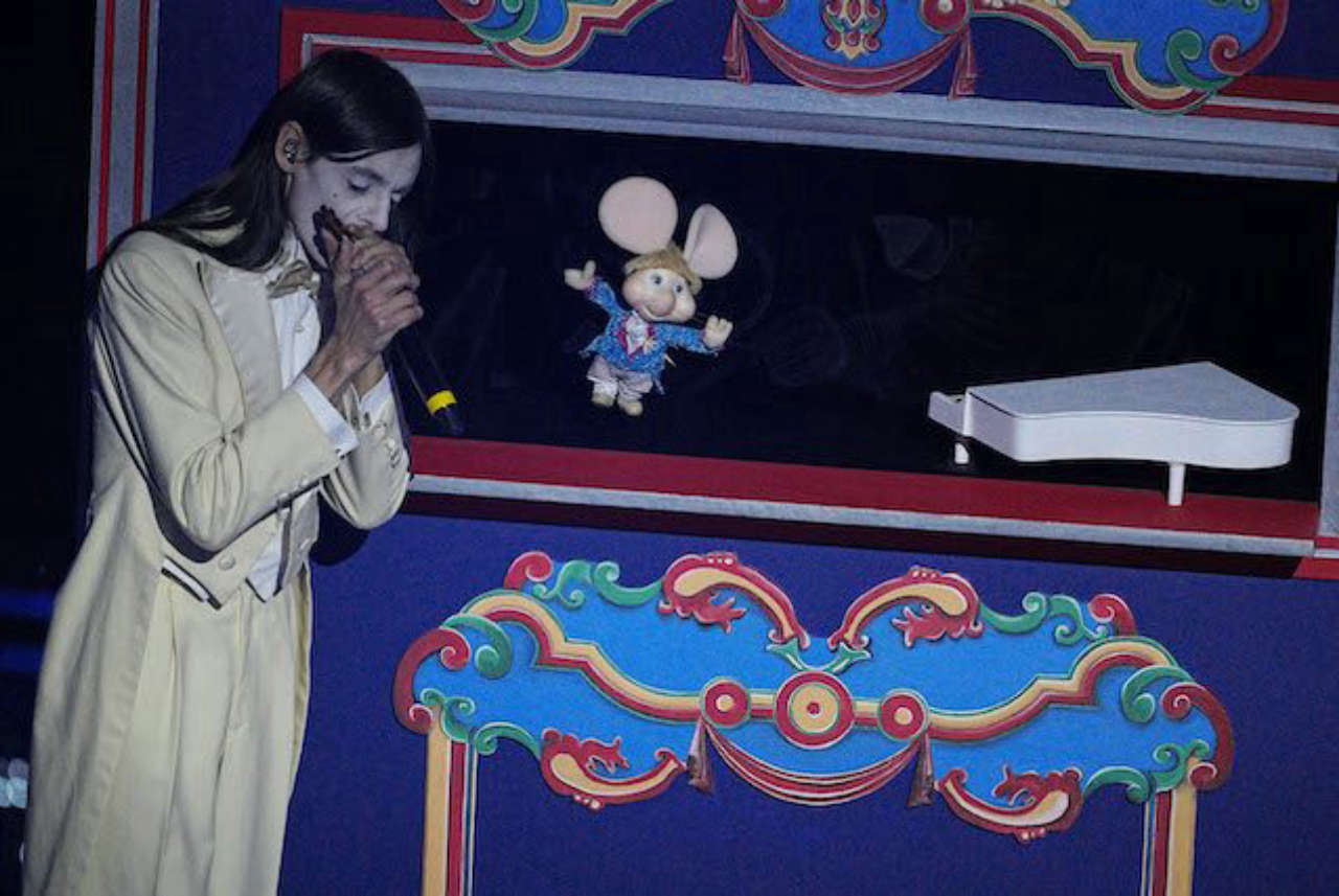 Lucio Corsi incanta Sanremo 2025 con Topo Gigio: una magia che unisce passato e presente sul palco dell’Ariston
