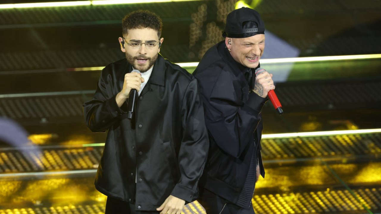Yes I know my way: Rocco Hunt e Clementino rendono omaggio a Pino Daniele a Sanremo 2025 con una versione emozionante