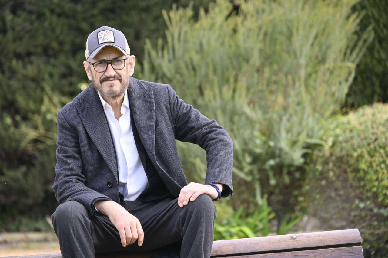 Rocco Schiavone torna su Rai2 con una sesta stagione tra introspezione e tensione