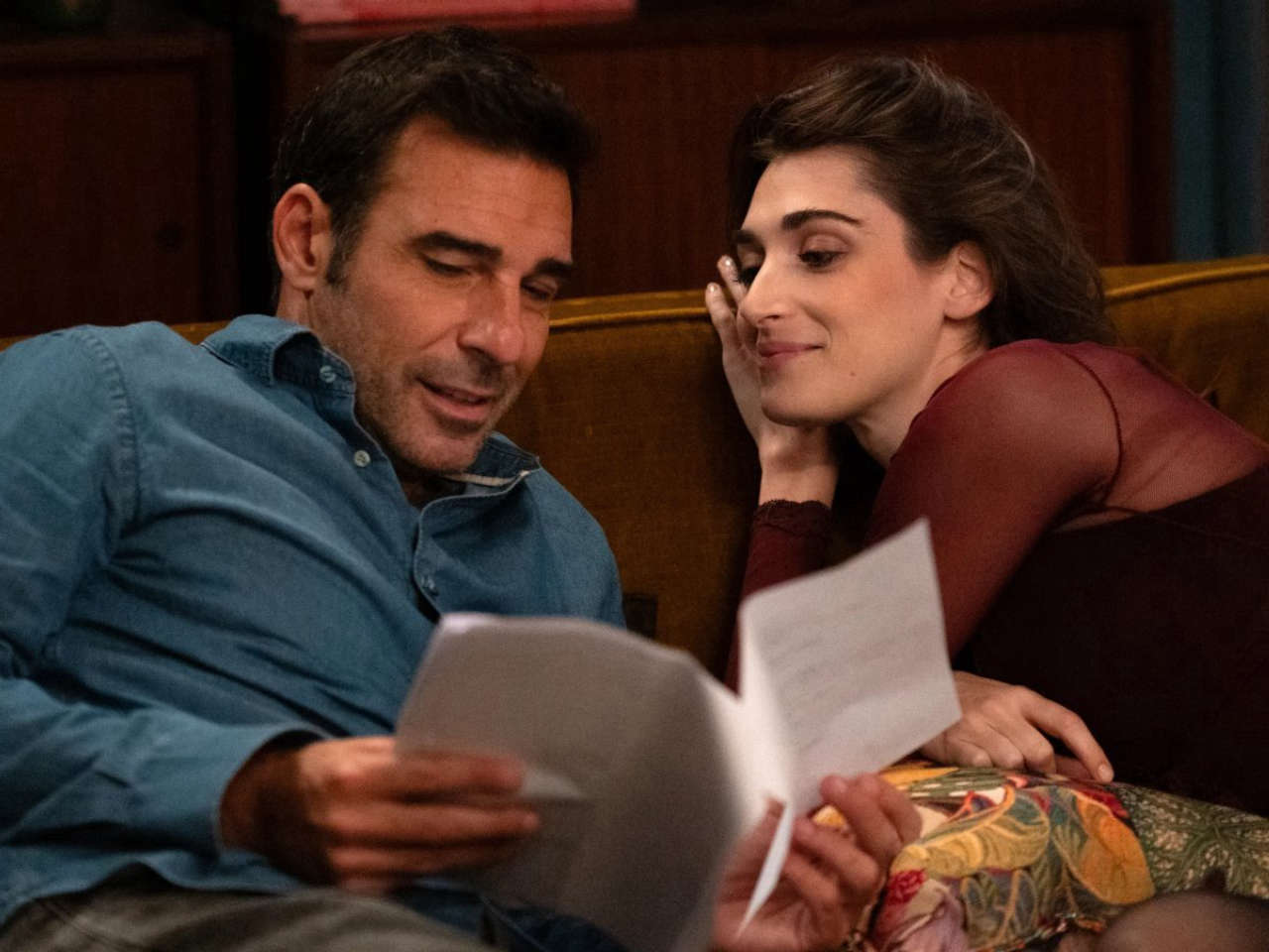 Follemente conquista il box office: dietro il successo del film che esplora amore e emozioni con umorismo e profondità
