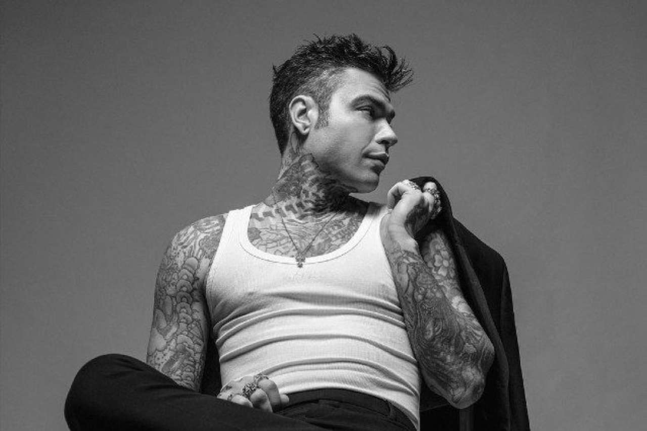 Fedez rassicura i fan: niente ritiro dal Festival di Sanremo, preparazioni in corso e clima positivo tra gli artisti