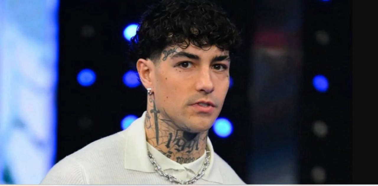 Tony Effe conquista Sanremo 2025 con “Damme ‘na mano”: la ballad trap che parla d’amore e Roma.