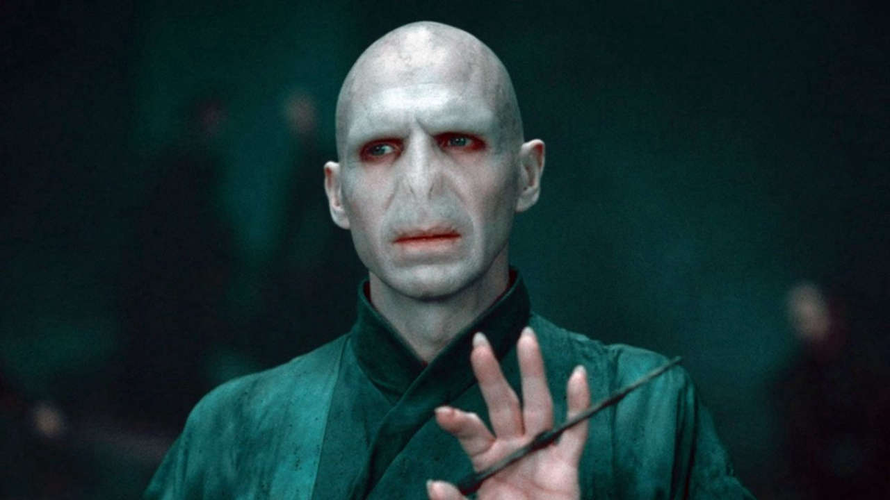 Ralph Fiennes rivela perché ha rifiutato il ruolo di Voldemort: una scelta che ha cambiato la sua carriera per sempre