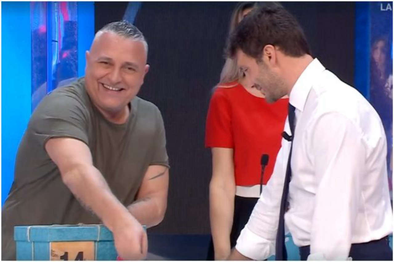 Affari tuoi: Gaetano Cervo conquista il pubblico con simpatia e gaffe indimenticabili nella trasmissione di De Martino