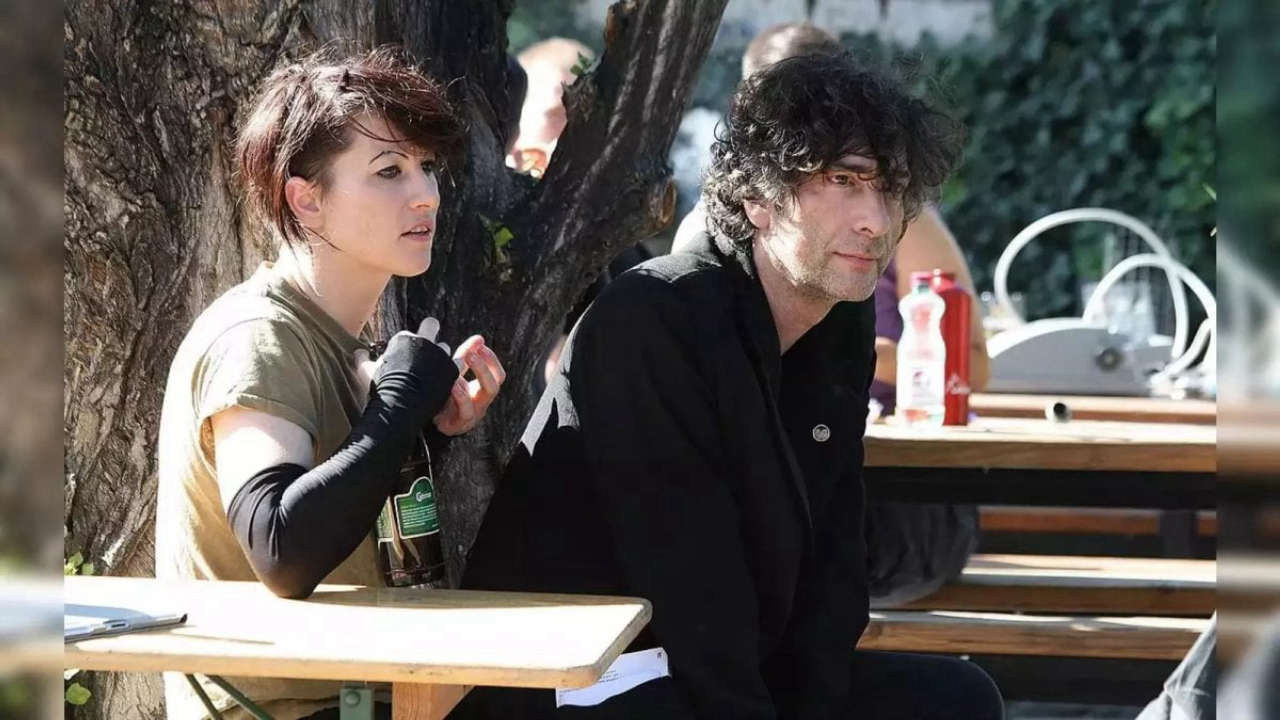 Amanda Palmer e Neil Gaiman sotto accusa: gravi denunce di traffico umano e abusi illuminano il loro oscuro passato