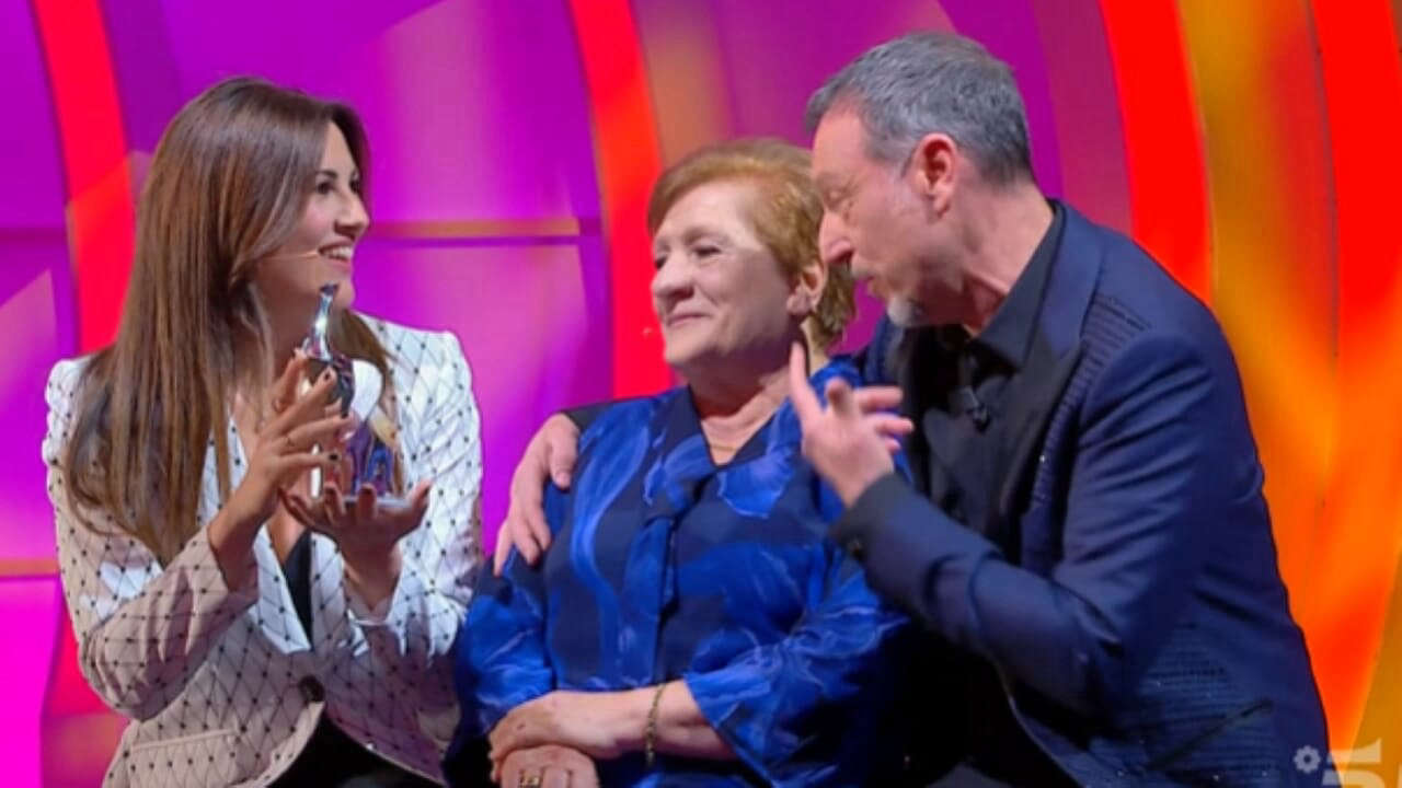 C’è posta per te: l’emozionante dedica di Noemi alla nonna Antonietta che commuove lo studio e il pubblico