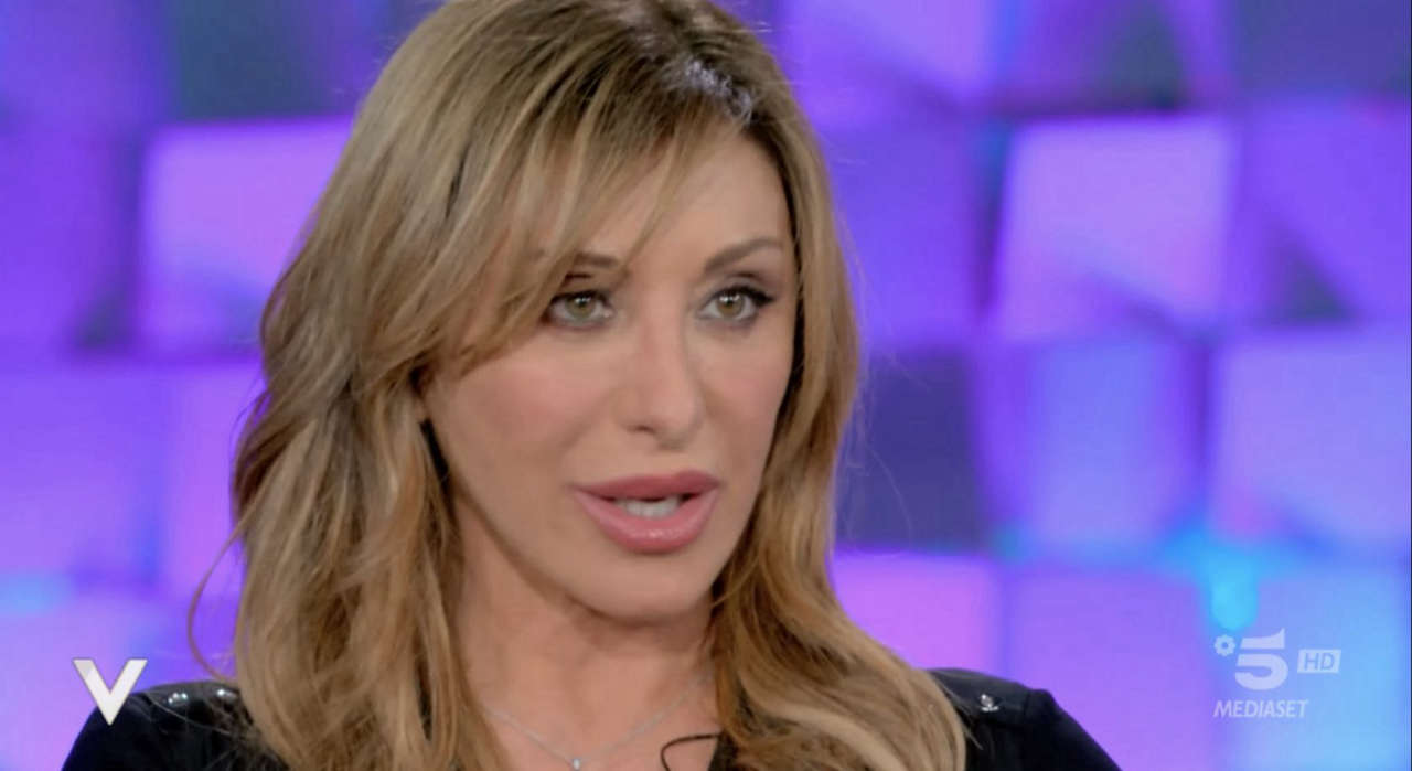 Sabrina Salerno racconta la sua lotta contro il tumore e la forza di rinascere: una storia di resilienza e speranza.