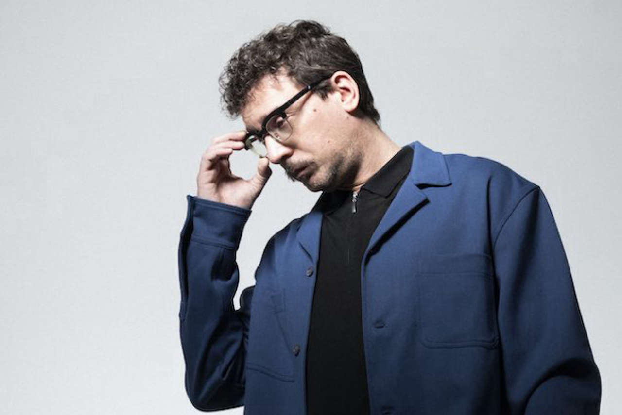 Willie Peyote a Sanremo con “Grazie ma no grazie”: una canzone che sfida il conservatorismo e invita al cambiamento.