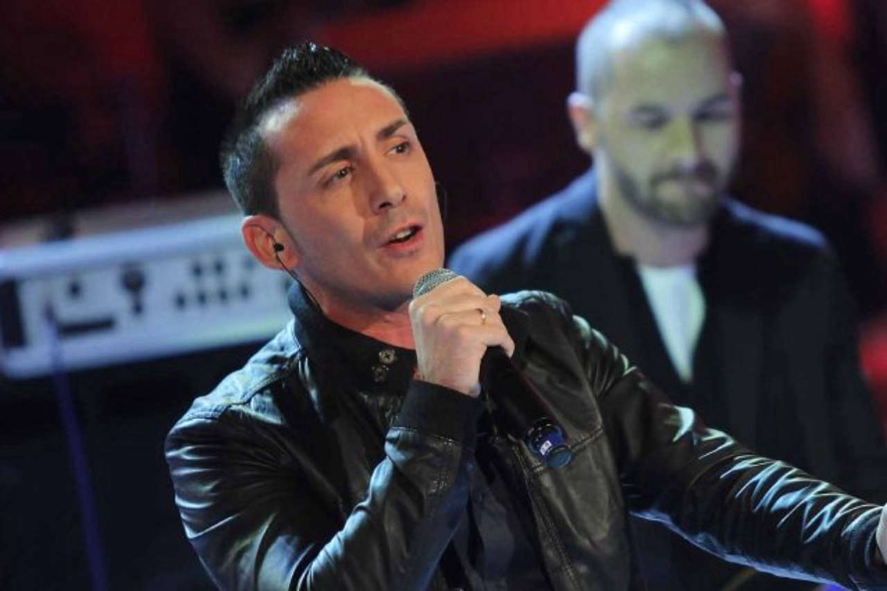 Festival di Sanremo 2025: Kekko Silvestre infortunato ma pronto a brillare sul palco nonostante l’incidente delle scale