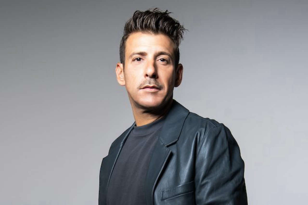 Francesco Gabbani torna a Sanremo con Viva la vita, un inno che celebra positività e nuove emozioni musicali