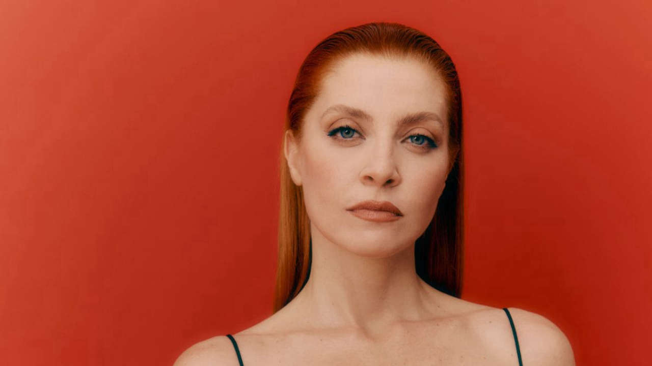 Noemi torna a Sanremo 2025 con “Se ti innamori muori”: un viaggio tra amore e fragilità emozionale.
