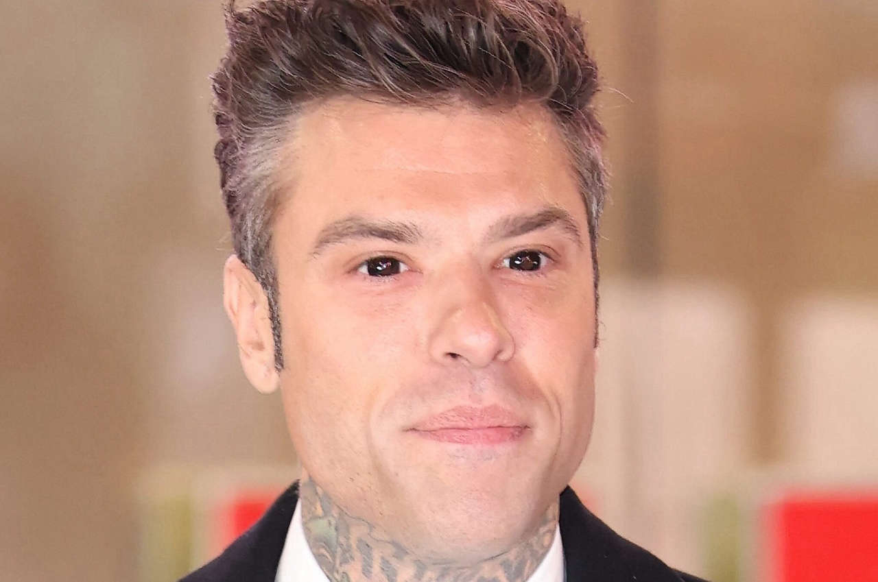 Fedez al Sanremo 2025: Gli Occhi Neri e Dilatati Scatenano Misteri e Speculazioni sulla Sua Salute