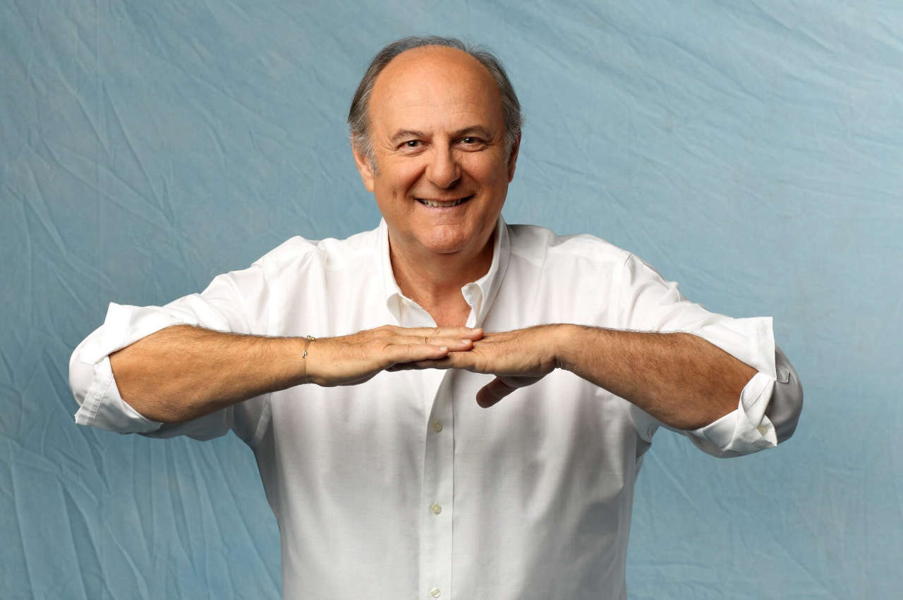 Gerry Scotti: dal palco del Festival di Sanremo 2025 al ruolo di nonno affettuoso, un viaggio tra successo e vita privata