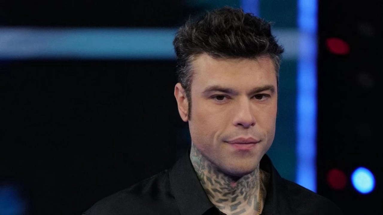 Festival di Sanremo 2025: Fedez incanta e sorprende, gli occhi sul green carpet scatenano il web