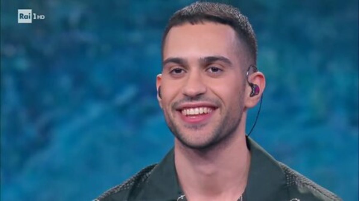 Sanremo 2025, abiti Mahmood al Festival: abito, look, vestiti, stilista
