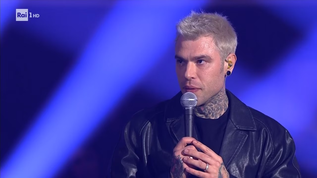 Sanremo 2025, abito Fedez per quarta serata Festival: look e stilista