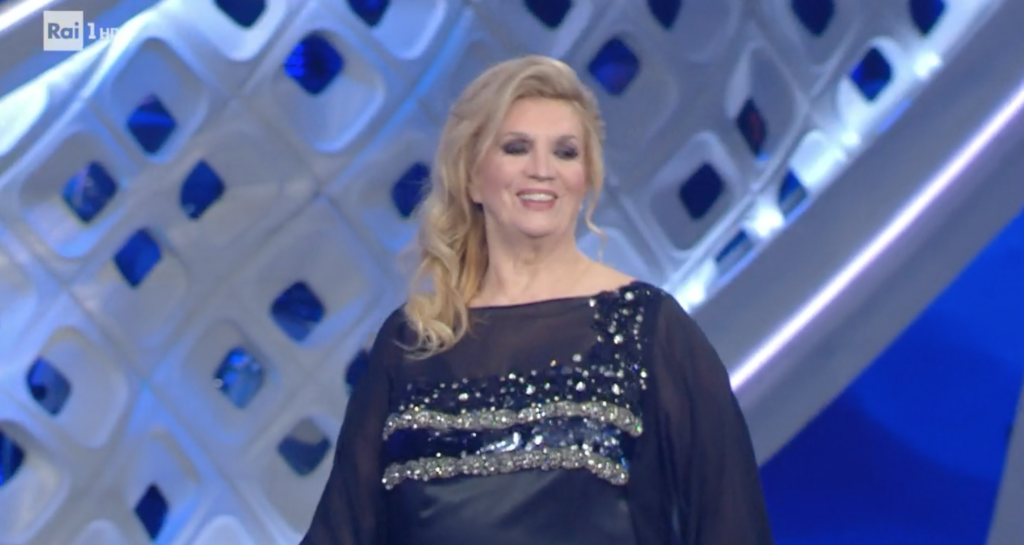 Sanremo 2025, l'abito di Iva Zanicchi ospite al Festival: look e stilista, vestito