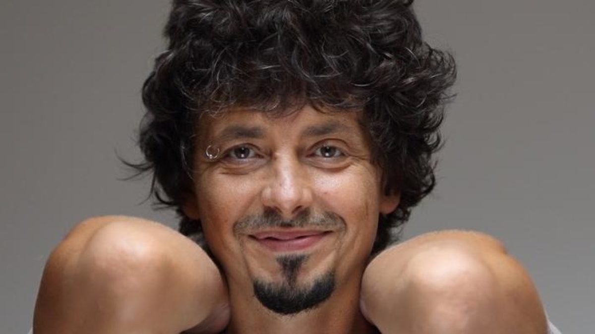 Sanremo 2025, abito di Riccardo Sinigallia ospite al Festival: look e stilista