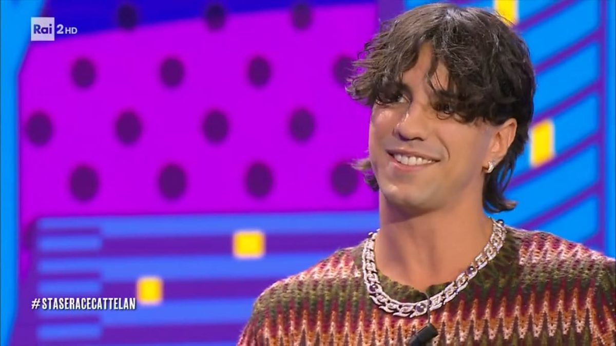 Sanremo 2025, l'abito di Tedua ospite al Festival: look e stilista