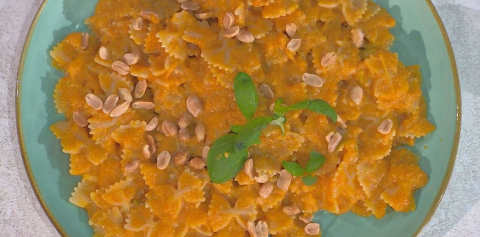Farfalle con crema di carote e arachidi di Antonio Paolino | É sempre mezzogiorno, 27 febbraio 2025