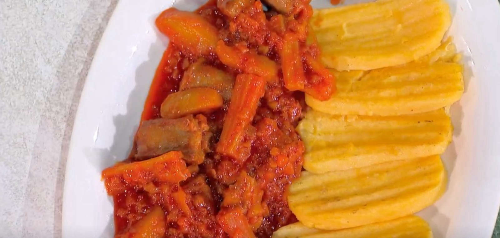 Salsiccia in umido con cardi e patate di Zia Cri | É sempre mezzogiorno, 19 febbraio 2025