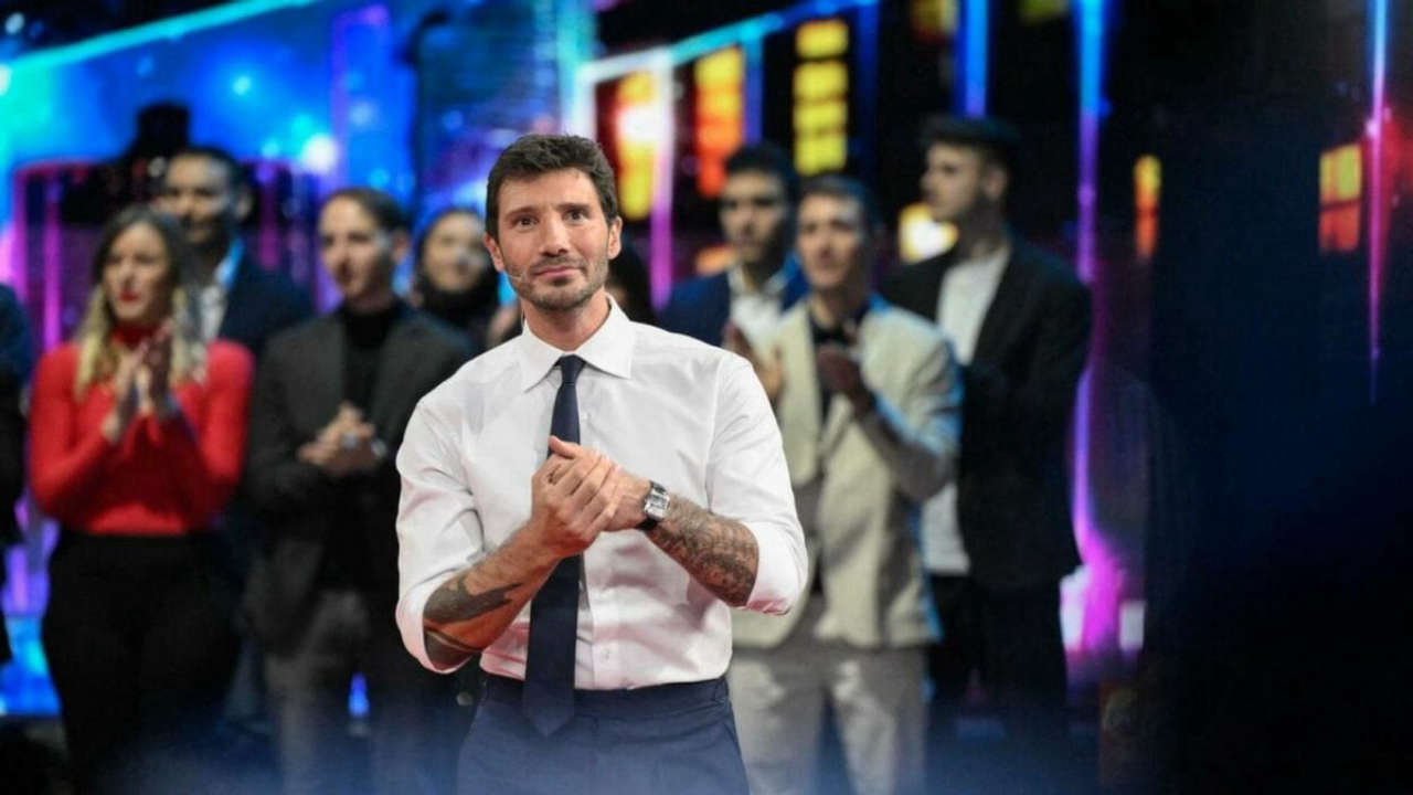 Stasera tutto è possibile: Carnevale in festa con De Martino e un cast esplosivo di ospiti divertenti!
