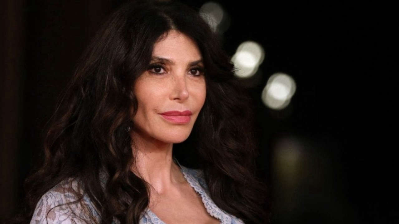 Stasera tutto è possibile: Carmen Di Pietro in difficoltà nella stanza inclinata, il pubblico ride con lei