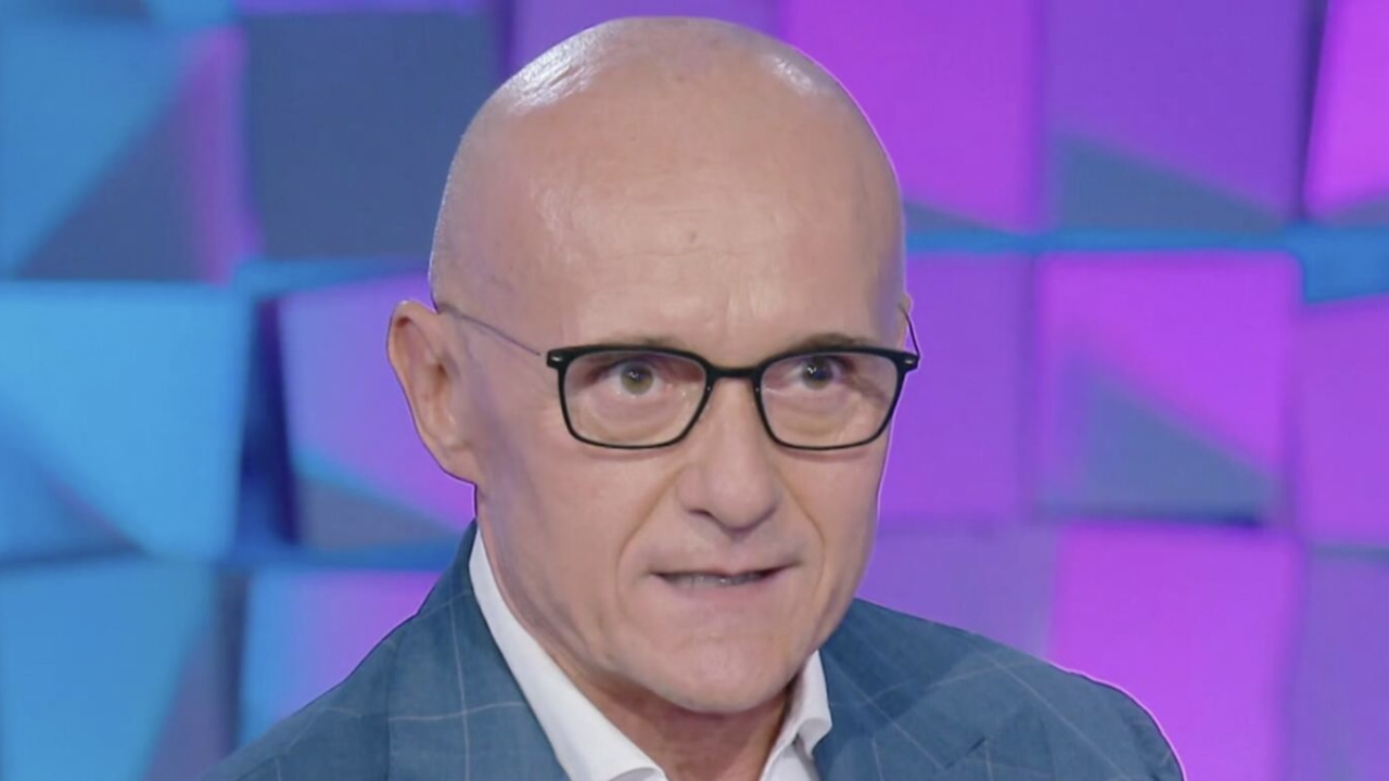 Signorini sbotta contro il televoto del Grande Fratello e svela i misteri dei fandom tossici che minano la credibilità del programma