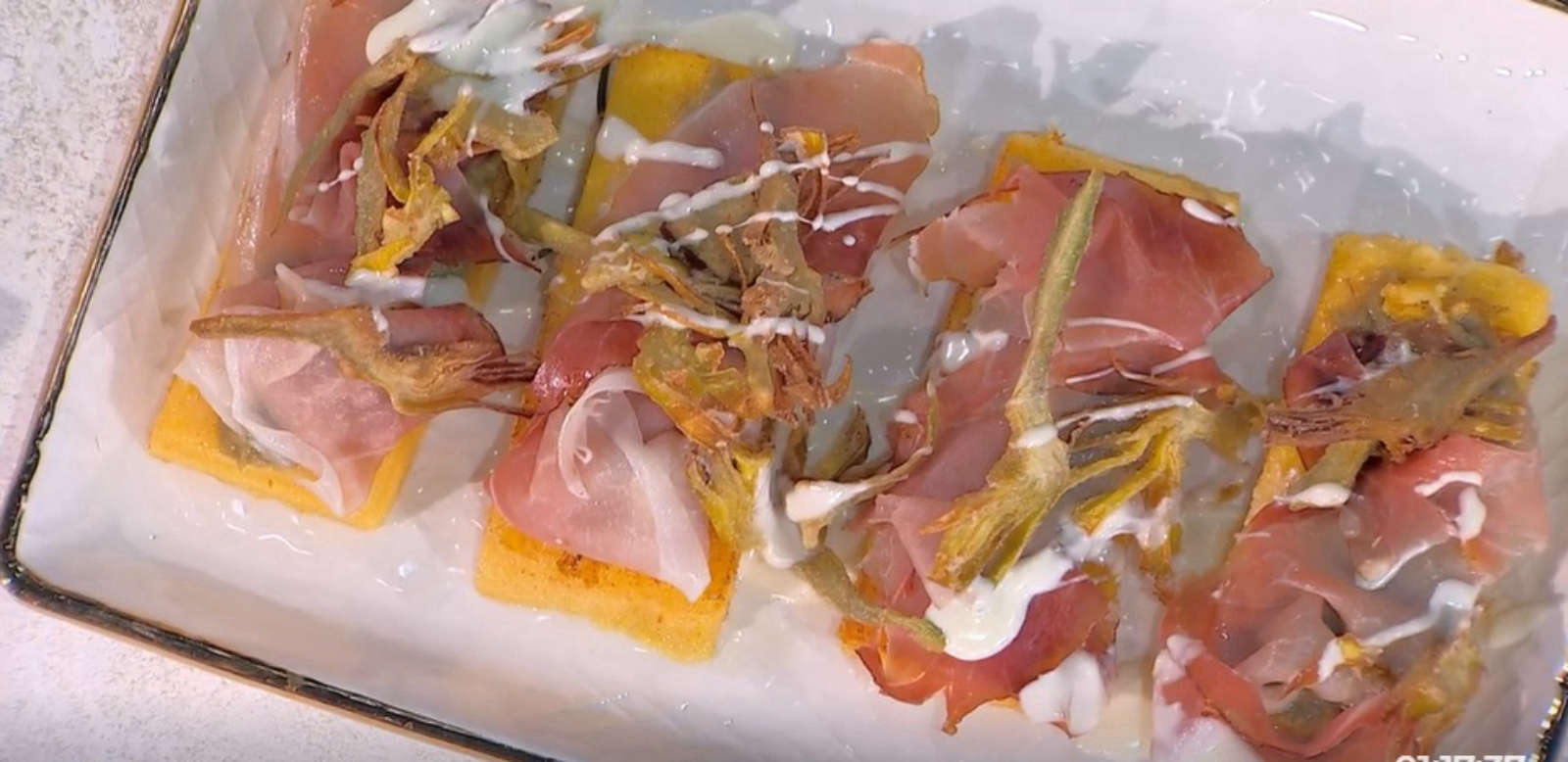 Crostoni di polenta con carciofi e speck di Andrea Mainardi | É sempre mezzogiorno, 4 marzo 2025