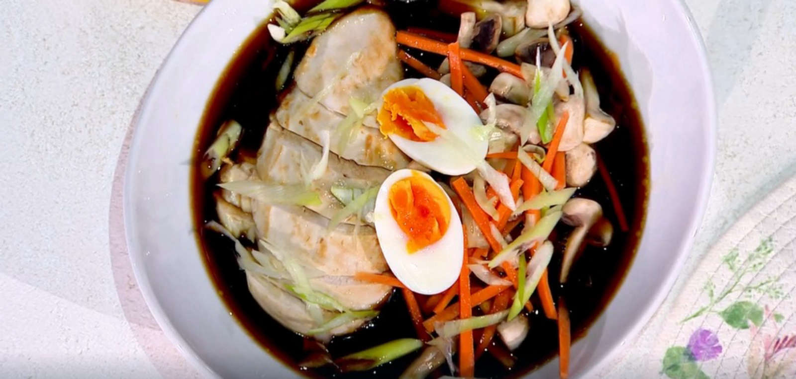 Ramen con udon e pollo di Francesca Marsetti | É sempre mezzogiorno, 3 marzo 2025