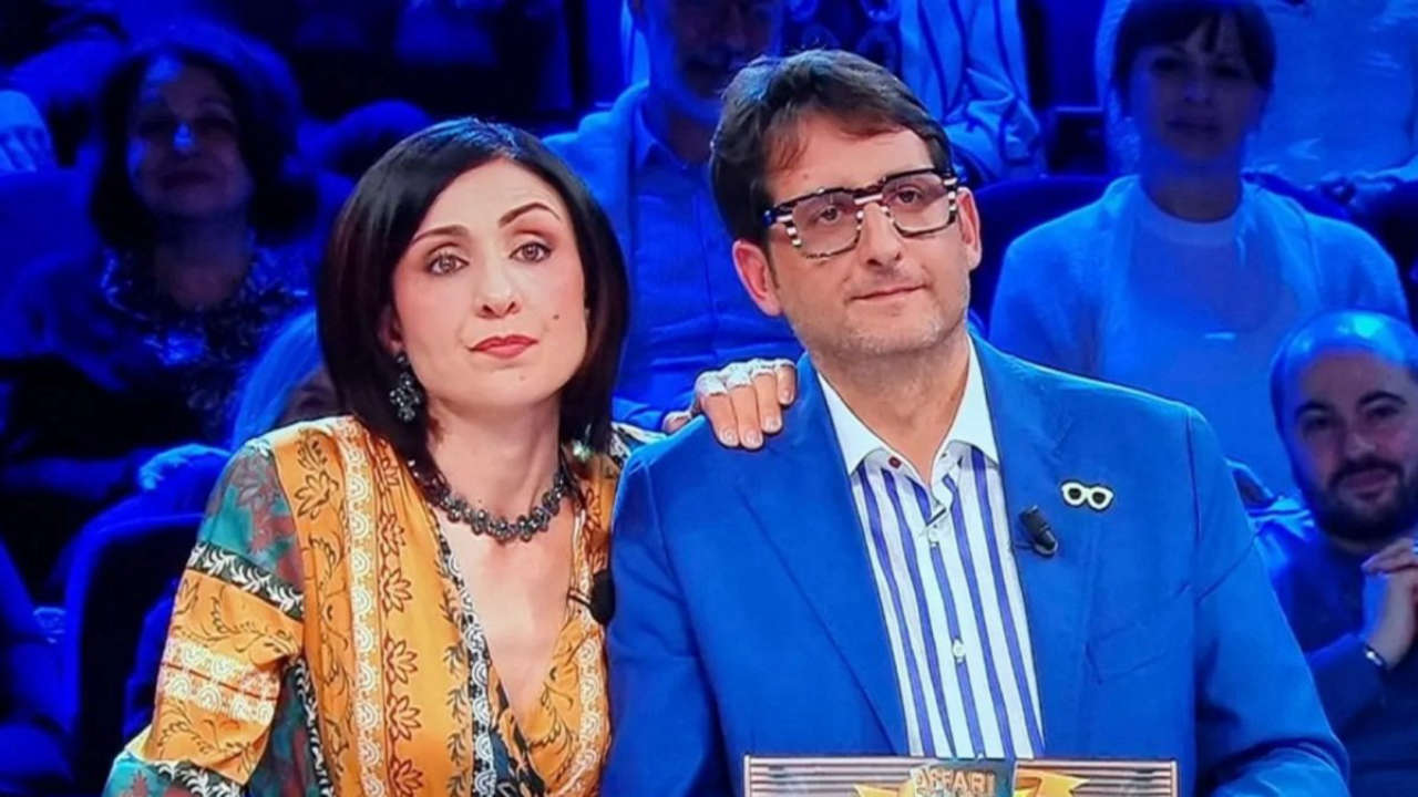 Affari Tuoi, Ivan dalla Sicilia accetta 27.000 euro grazie all’intuizione della moglie ma poi si pente sorprendentemente