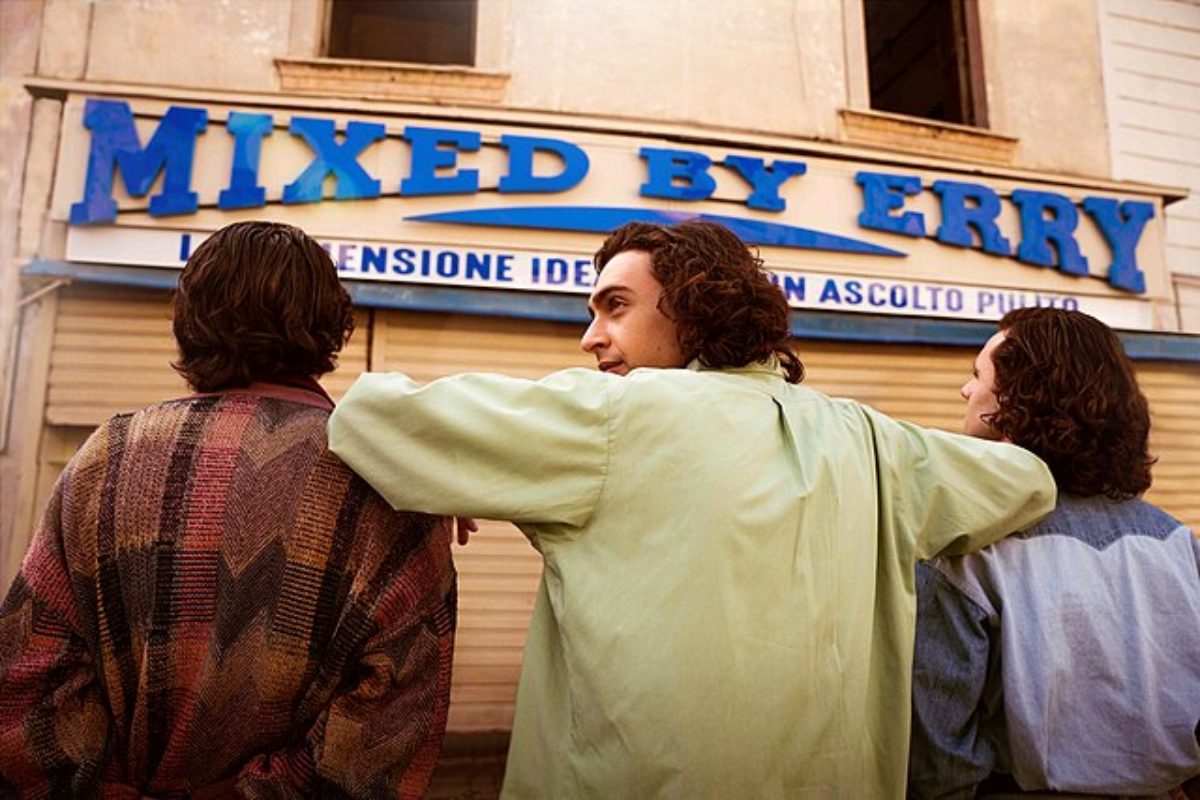 Mixed by Erry: Il Film che Riscopre gli Anni ’80 e l’Impero delle Musicassette a Napoli