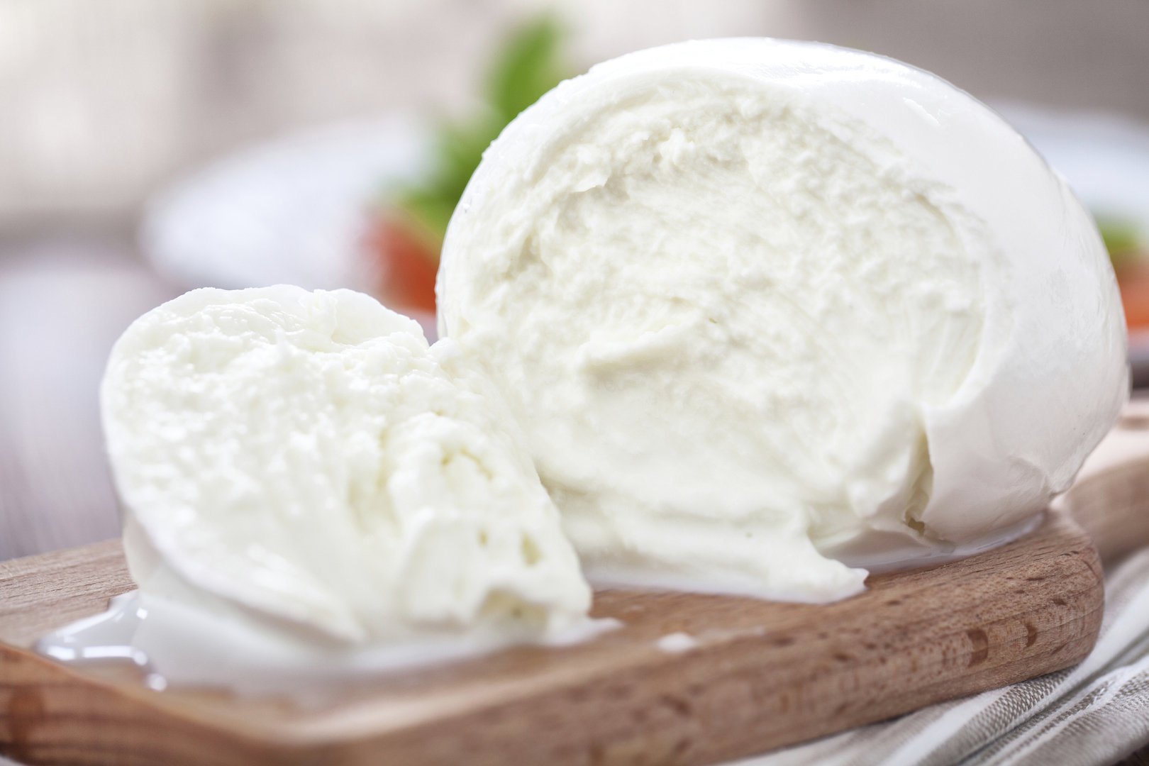 Scopri i sorprendenti rischi di mangiare mozzarella scaduta: ecco cosa potrebbe succedere al tuo corpo!