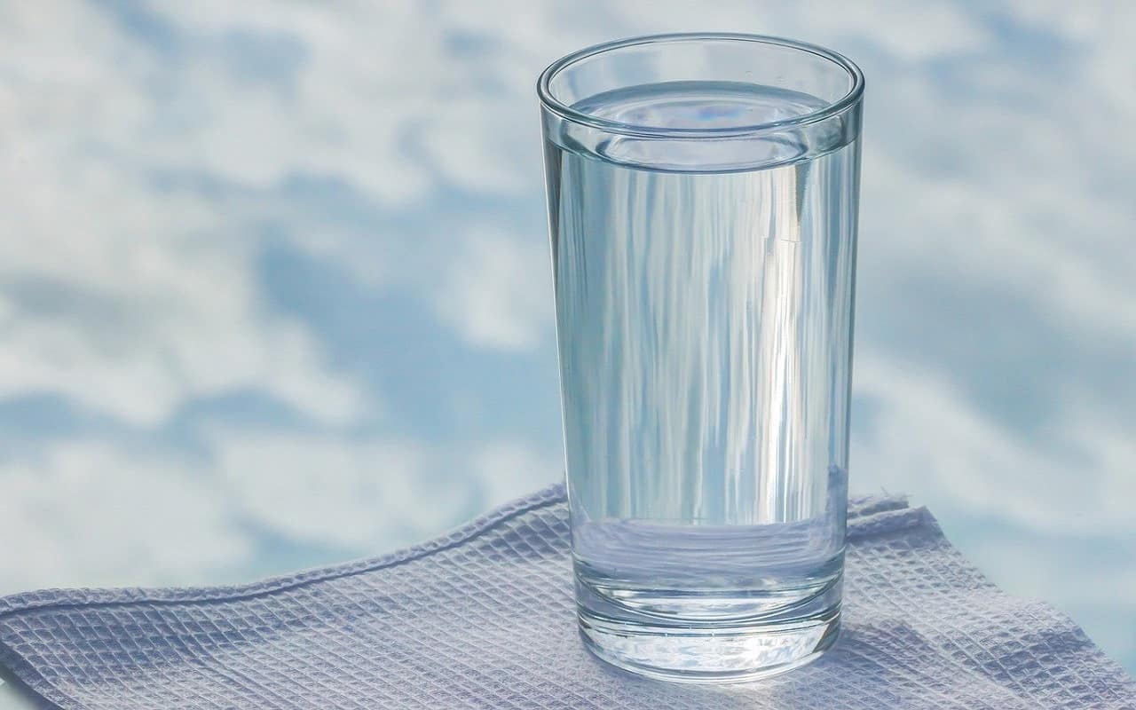 Scopri cosa succede al tuo corpo bevendo 4 litri di acqua al giorno: i risultati ti lasceranno senza parole!