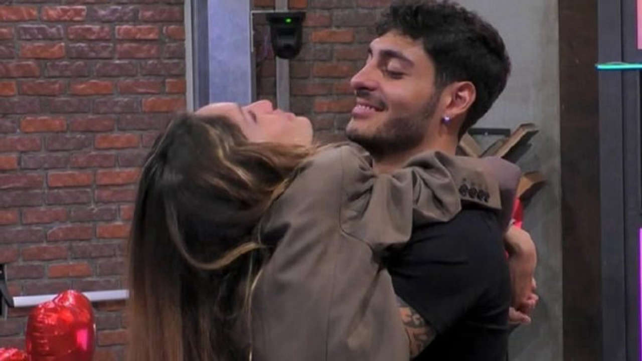 Grande Fratello: Helena incanta con la danza, Javier la protegge e i fan esplodono di gioia per la coppia perfetta Grande Fratello: Helena incanta con la danza, Javier la protegge e i fan esplodono di gioia per la coppia perfetta