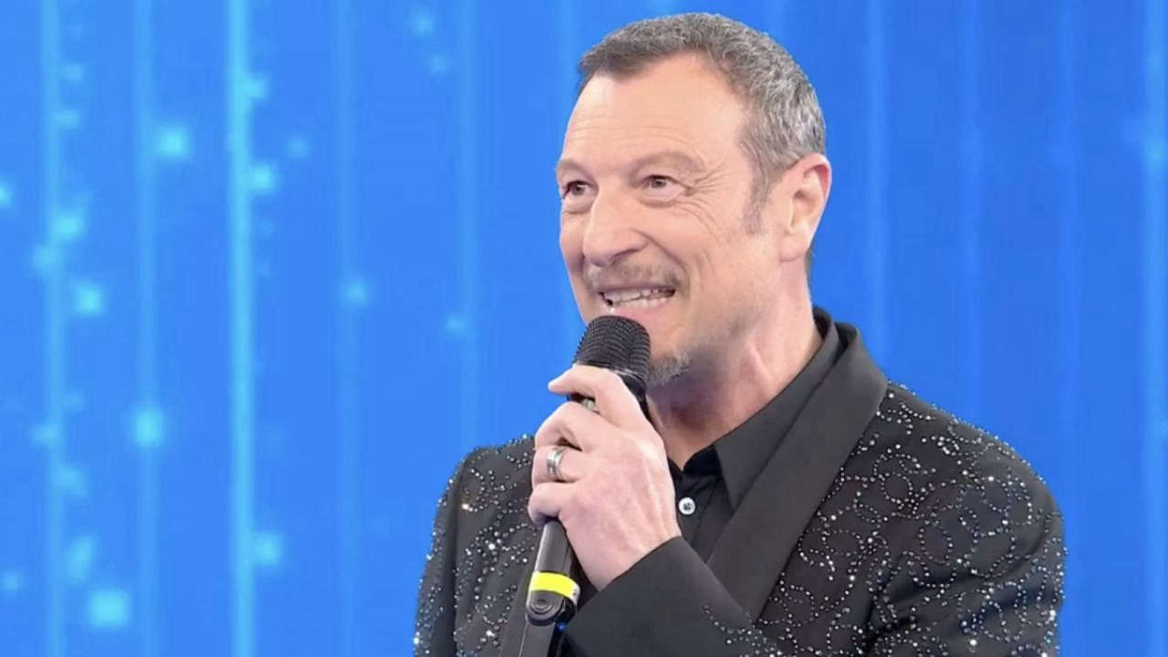 Amici 24: Amadeus e Nicolò Filippucci scatenano un botta e risposta su Instagram, la replica del cantante sorprende tutti